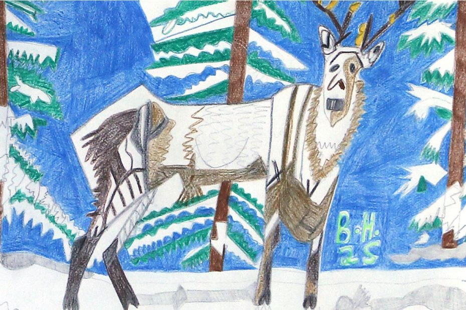 Ein mit Buntstiften gemaltes Bild: Ein Rentier steht im Schnee vor drei Fichten