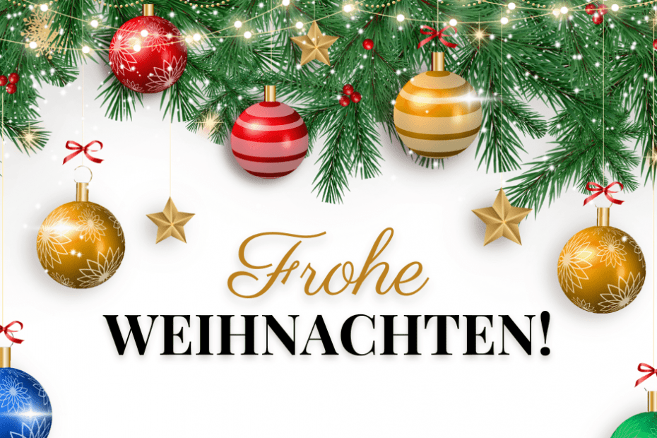 An Tannenzweigen hänge goldene und rote Kugeln und Sterne sowie funkelnde Lichter.